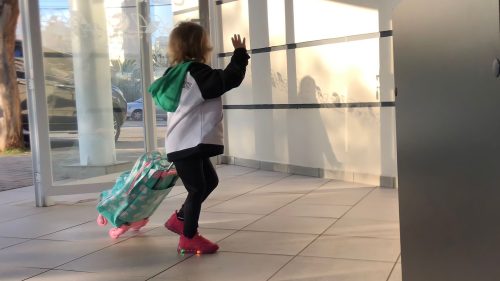 menina em volta às aulas