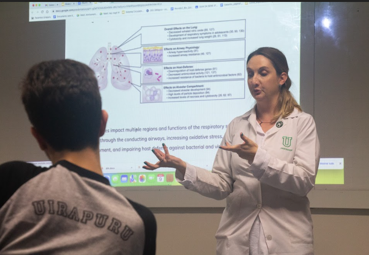 Professora apresenta aos alunos dados sobre como o vape faz mal à saúde