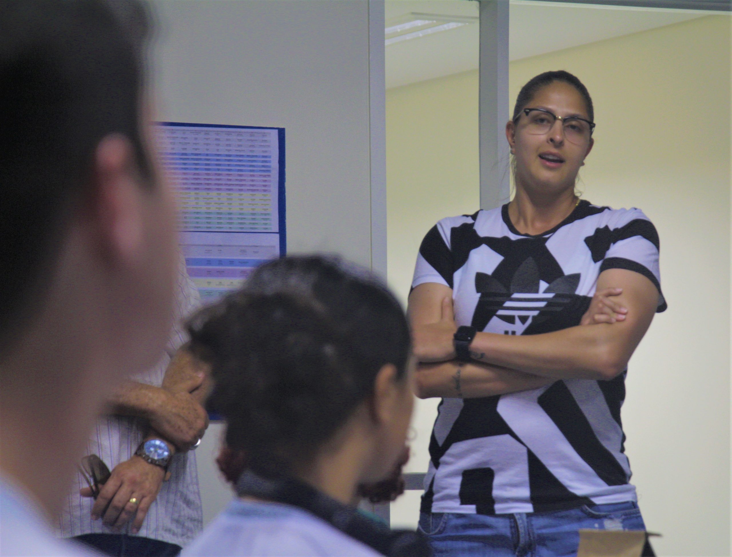 Atleta olímpica do vôlei Ana Beatriz Correa conversa com alunos do projeto Saber Mais, do Rotary