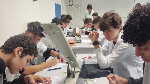 Aluno Ismart, que recebe bolsa integral para o Ensino Médio, no laboratório de Física do Uirapuru