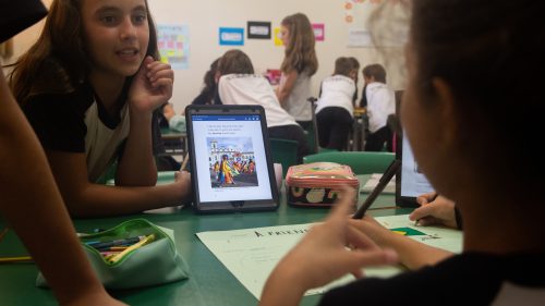 Alunas do 5º ano fazem trabalho em Inglês sobre a cultura dos países