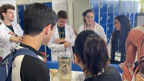 Alunos do Ensino Médio visitam estande de Medicina da PUC-SP, em feira realizada pelo Colégio Uirapuru