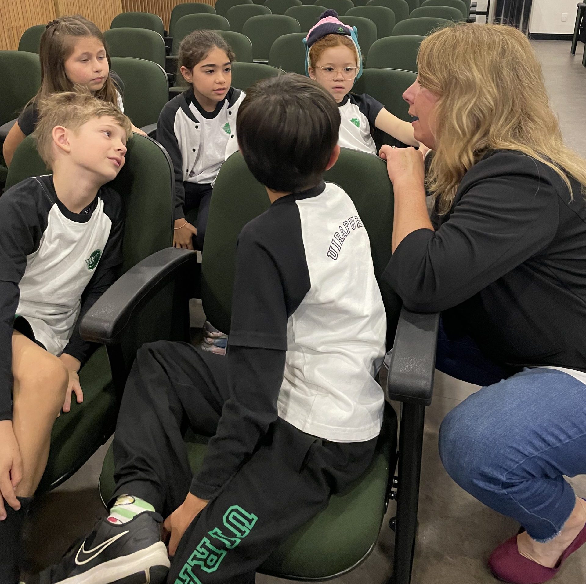 Diretora-executiva da Mizzou conversa com alunos do 2º ano em encontro bilíngue no Anfiteatro da escola