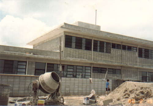 A fachada do Colégio durante sua construção, que foi pioneira no crescimento de Sorocaba na região Sul.