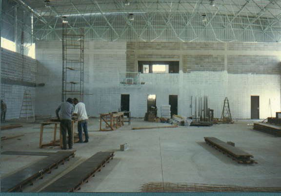 Imagem interna do Ginásio durante a construção