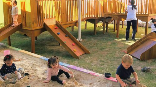 Bebês brincam em novo parque no Berçário Uirapuru