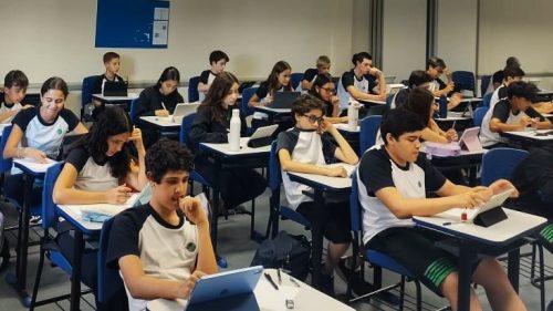 Estudantes do 3º ano do Médio fazem prova em sala do Colégio Uirapuru.