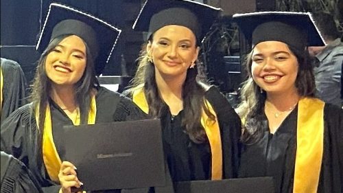 Três estudantes do High School mostram o Dual Diploma no dia da formatura em 2024